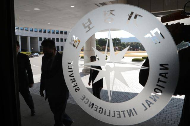 김건희 여사 의혹 사건을 수사하고 있는 민중기 특별검사팀이 18일 국가정보원을 압수수색했다. 사진은 2022년 여야 의원들이 26일 서울 내곡동 국가정보원 청사에서 열린 국회 정보위원회의 국정원에 대한 국정감사에 참석하기 위해 청사에 들어서고 있는 모습. 국회사진기자단