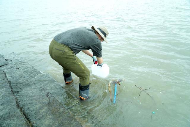 한국원자력안전기술원(KINS) 전문가가 4일 인천 강화도 해안에서 시료를 채취하고 있다. 정부는 북한 평산 우라늄 정련공장 폐수로 인한 서해 오염 우려가 제기됨에 따라 총 10곳에서 시료를 채취해 우라늄·세슘 및 중금속 오염 여부에 대한 정밀 조사를 진행했다. 원자력안전위원회 제공