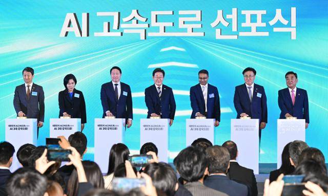 이재명 대통령이 6월 20일 울산전시컨벤션센터에서 열린 '대한민국 AI 고속도로, 울산 AI데이터센터 출범식'에서 참석자들과 함께 기념 세리머니에 참여하고 있다. 왼쪽부터 안덕근 산업통상자원부 장관, 최민희 국회 과학기술정보방송통신위원장, 최태원 SK그룹 회장, 이 대통령, 아마존웹서비스(AWS) 프라사드 칼야나라만 인프라 총괄 대표, 유상임 과학기술정보통신부 장관, 김두겸 울산광역시장. 왕태석 선임기자