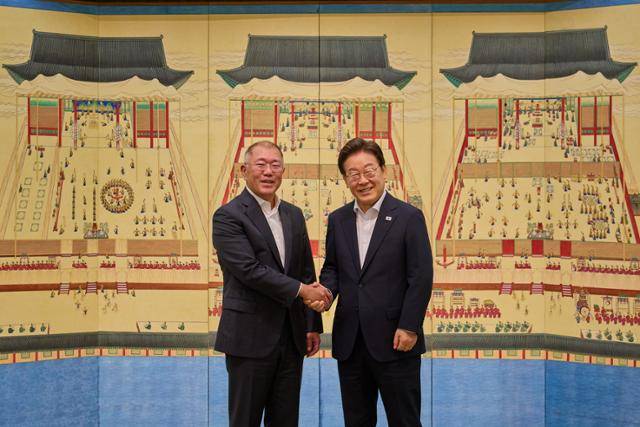 이재명 대통령이 14일 서울 한남동 관저에서 정의선 현대자동차그룹 회장과 만찬회동에서 기념촬영을 하고 있다. 뉴스1