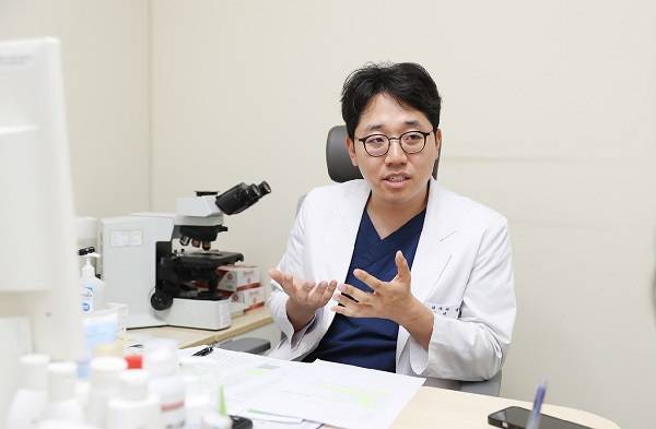 고대구로병원 피부과 백유상 교수는 손발바닥농포증에 대해 “옛날보다 치료제가 많이 발전했고 앞으로도 더 발전할 테니까 증상이 있으면 병원에 자주 오는 것을 권한다”고 말했다.​/사진=고대구로병원 제공