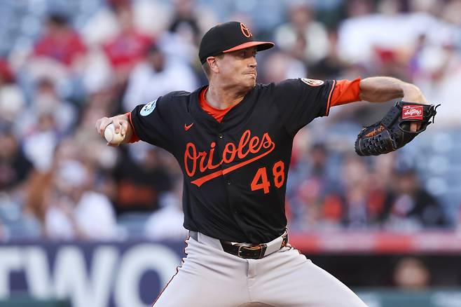 <yonhap photo-2922=""> Baltimore Orioles pitcher Kyle Gibson delivers to a Los Angeles Angels batter during the first inning of a baseball game in Anaheim, Calif., Saturday, May 10, 2025. (AP Photo/Jessie Alcheh)/2025-05-11 11:20:26/ <저작권자 ⓒ 1980-2025 ㈜연합뉴스. 무단 전재 재배포 금지, AI 학습 및 활용 금지></yonhap>