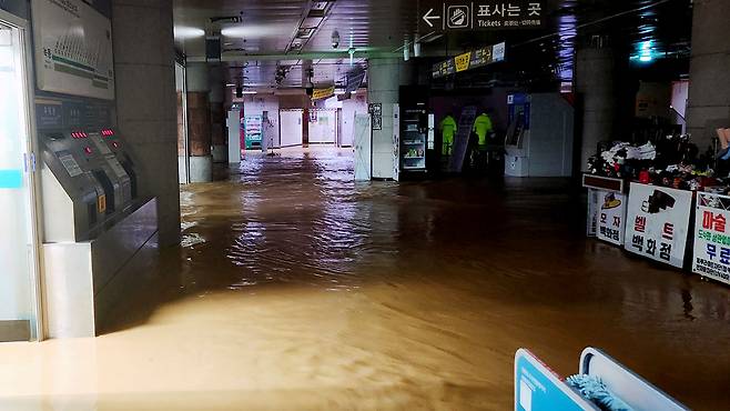 물에 잠긴 광주 상무역 [연합뉴스/광주시 제공]