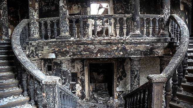 2022년 4월 폐허가 된 마리우폴 극장의 모습