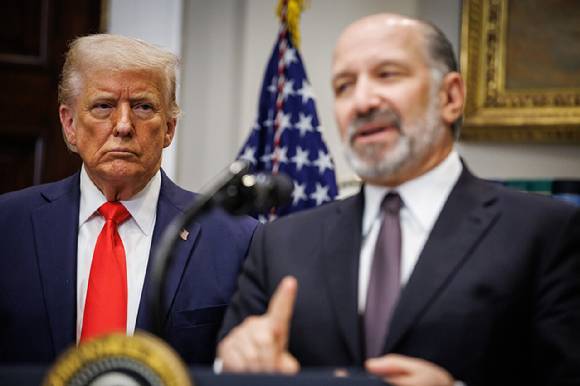 도널드 트럼프 미국 대통령(왼쪽)이 지난 3월 3일 워싱턴 D.C. 백악관에서 하워드 러트닉 미 상무부 장관의 발표를 듣고 있다. [사진=UPI/연합뉴스]