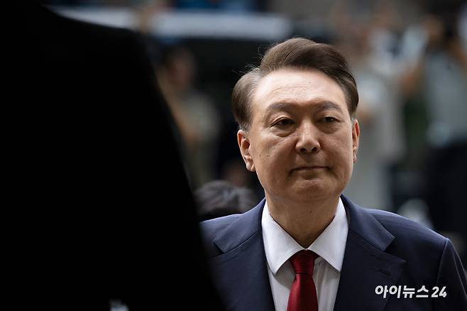12·3 비상계엄과 관련해 특검의 수사를 받는 윤석열 전 대통령이 두 번째 구속 전 피의자 심문(영장실질심사)을 받기 위해 9일 오후 서울 서초구 중앙지법으로 출석하고 있다. [사진=사진공동취재단]