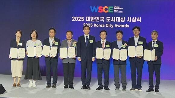 평택시가 대한민국 도시대상에서 국토교통부장관상을 수상하고 기념촬영을 하고 있다. [사진=평택시]