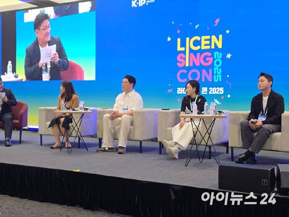 (패널석 왼쪽부터) 이형원 구글플레이 게임 파트너십 총괄, 김지인 그램퍼스 공동설립자, 이민정 네오위즈 HIDEA 사업실장, 강석곤 데브시스터즈 IP브랜딩 그룹장이 18일 서울 삼성 코엑스에서 열린 '라이선싱 콘 2025 세션'에서 게임 IP 확장 전략에 대한 대담을 나누고 있다. [사진=박정민 기자]