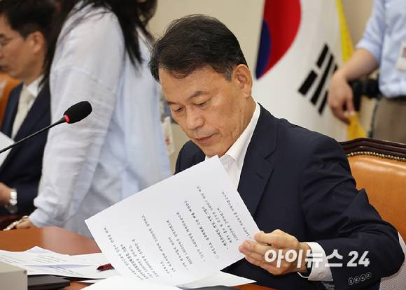 지난 2일 국회에서 열린 정무위원회 전체회의에서 국민의힘 소속 윤한홍 위원장이 자료를 살피고 있다. 2025.7.2 [사진=연합뉴스]