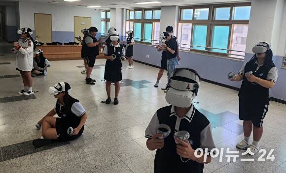 양덕중학교가 가상현실 체험 프로그램을 운영하고 있다. [사진=양덕중학교]
