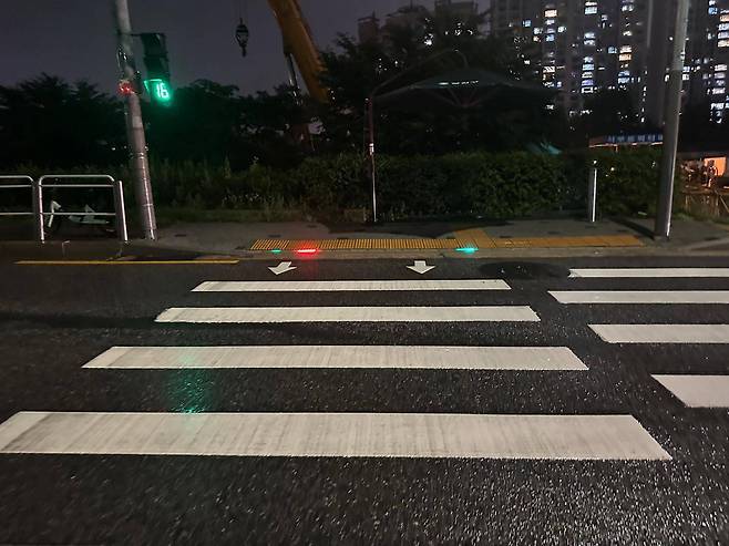 양천구 신정3동에 고장난 채 방치된 바닥형 신호등의 모습 / 출처=IT동아