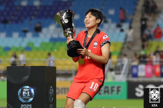 동아시안컵 트로피를 든 지소연. 한국은 20년 만에 챔피언에 올랐다. [사진 대한축구협회]
