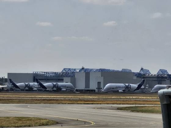 툴루즈 블라냐크 공항에 주기돼 있는 A330-743L 항공기. 에어버스가 유럽에 공장이 흩어져 있는 사업장에서 생산한 부품을 툴루즈 공장으로 옮겨오는 초대형 수송기다. 이 항공기는 기수의 독특한 모양이 흰고래를 닮았다고 해서 ‘벨루가’라 불린다. 이철재 기자