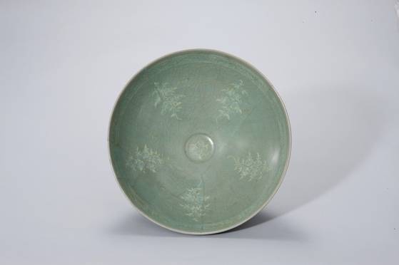 무신 정변으로 즉위한 명종의 지릉에서 출토된 청자상감 여지 넝쿨무늬 대접. [사진 국립중앙박물관]