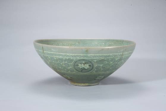 무신 정변으로 즉위한 명종의 지릉에서 출토된 청자상감 여지 넝쿨무늬 대접. [사진 국립중앙박물관]