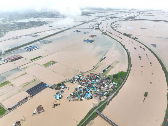 충남 지역 일대에 16~17일 이틀간 500㎜가 넘는 폭우가 쏟아진 가운데 17일 충남 예산군 삽교읍 용동3리 일대 마을이 흙탕물에 잠겨 있다. 기상청은 18~19일에도 남부지방을 중심으로 400㎜ 이상의 강수량을 기록할 것으로 예보했다. [연합뉴스]
