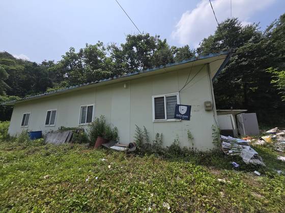 김건희 여사 일가의 양평고속도로 변경 종점 부근 김충식씨 소유 창고. 주변에 김씨의 명함과 서류철 등이 버려져 있다. 손성배 기자