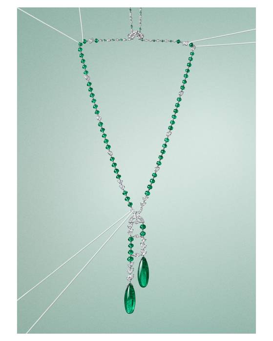 촉촉이 내리는 비에서 영감을 얻은 쉬토 네크리스. 플래티넘·에메랄드·다이아몬드의 조합이다. © rIis Velghe © Cartier