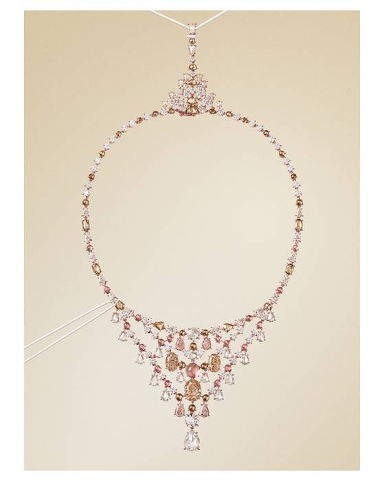 소프트 컬러의 핑크 골드, 다이아몬드, 사파이어가 그물망처럼 연결된 히알라 네크리스. 몸에 밀착되어 움직일 때마다 리듬을 만들어낸다. © Iris Velghe © Cartier