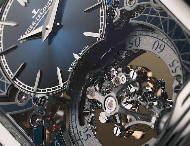 리베르소 워치는 브랜드의 최고급 시계 제조 능력을 보여주는 역할도 한다. 올해 신제품 리베르소 히브리스 아티스티카 칼리버 179 시계의 일부분. 사진 예거 르쿨트르