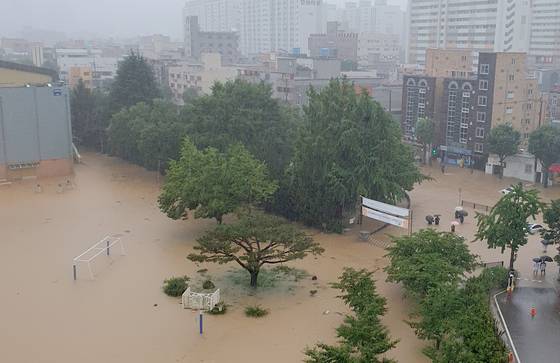 17일 오후 광주 북구 전남대학교 사범대학 부속고등학교 운동장에 빗물이 들어차 있다. 뉴시스
