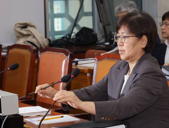 정은경 보건복지부 장관 후보자가 18일 서울 여의도 국회 보건복지위원회에서 열린 인사청문회에서 마이크를 조정하고 있다.연합뉴스