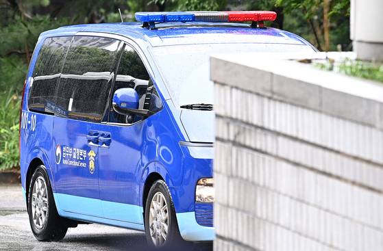 구속 수감된 윤석열 전 대통령이 탑승한 호송차가 18일 오전 서울 서초구 서울중앙지방법원으로 들어서고 있다. 윤 전 대통령은 서울중앙지법에서 열리는 구속적부심사에 직접 출석한다. 2025.07.18 사진공동취재단