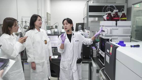 질병관리청 흡연폐해실험실에서 연구원들이 흡연의 유해성에 대해 설명하고 있다. 사진 질병관리청