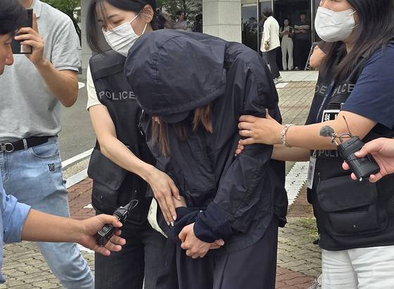 시험기간 중 학교에 무단 침입한 혐의(건조물 침입 등)로 구속 영장이 청구된 학부모 B씨(48)씨가 15일 대구지법 안동지원에서 구속 전 피의자 심문(영장실질심사)을 받은 후 취재진에게 질문을 받고 있다.연합뉴스.