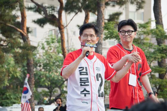 지난 5월 26일 오후 서울 노원·도봉·강북 유세에서 국민의힘 김문수 전 대선후보와 한동훈 전 대표가 손을 잡고 있다. 임현동 기자