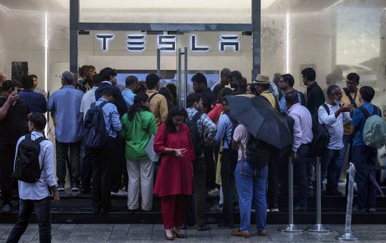 지난 15일 인도 뭄바이에서 새로 개장한 테슬라 자동차 전시장 밖에 사람들이 몰려있다. EPA=연합뉴스