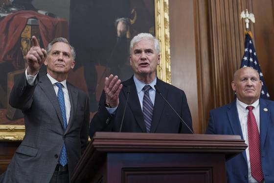 프렌치 힐 미국 하원 금융서비스 위원장(왼쪽부터), 톰 에머 하원 원내대표, 글렌 톰슨 하원 농업위원장이 17일(현지시간) 미 워싱턴 연방의회 의사당에서 암호화폐 유형을 규정하는 ‘지니어스 법안’ 통과 후 열린 기자회견에서 발언하고 있다. AP=연합뉴스