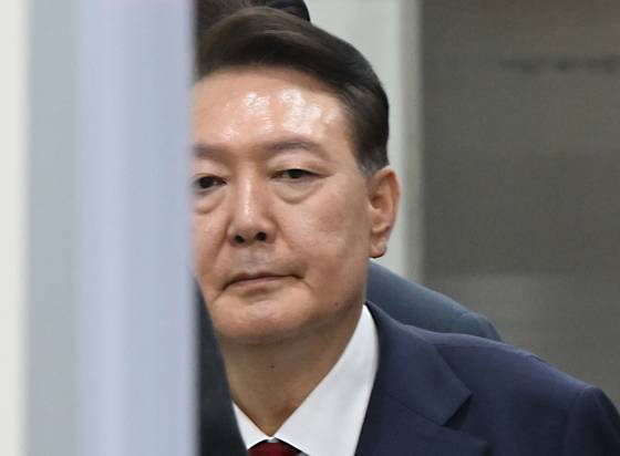 12·3 비상계엄과 관련해 특검 수사를 받는 윤석열 전 대통령이 9일 밤 서울중앙지법에서 두 번째 구속 전 피의자심문(영장실질심사)을 마친 뒤 대기장소인 서울구치소로 이동하고 있다. 뉴스1