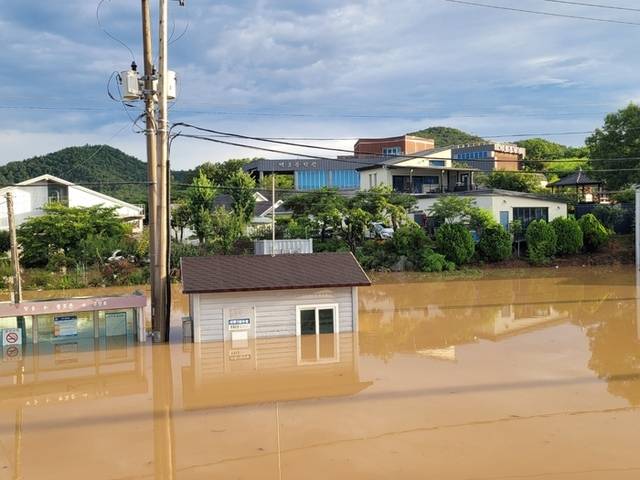 ▲ 호우 특보가 이틀째 발효된 18일 오전 전남 나주시 다시면 한 도로가 빗물에 잠겨 있다. 2025.7.18 [독자 제공. 재판매 및 DB 금지] 연합뉴스