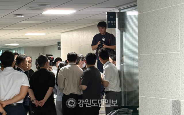▲ 민중기 특별검사팀이 18일  국민의힘 권성동 국회의원의 국회의원회관 의원실을 압수수색한 가운데 취재진이 몰려있다.