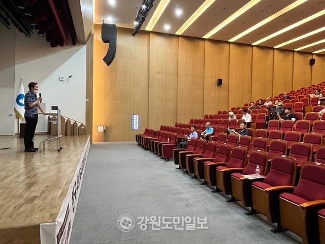 ▲ 우리 사회의 ‘극우주의’를 ‘종교’와 연결해 진단한 ‘한국사회 극우주의와 종교’를 주제로 한 시민역사학교 히스토리아 7월 역사강좌가 최근 춘천시청 대회의실에서 열렸다. 이채윤 기자