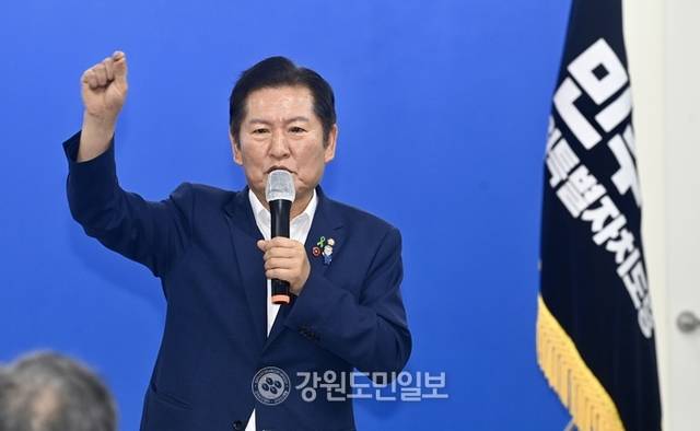 ▲ 정청래 더불어민주당 당대표 후보가 18일 강원도당을 방문해 당원들과 간담회를 하고 있다. 방도겸 기자