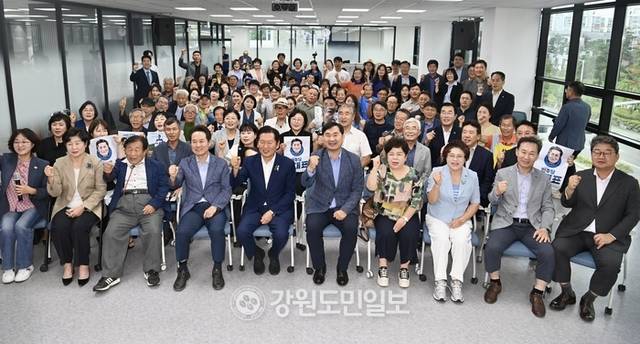 ▲ 정청래 더불어민주당 당대표 후보가 18일 강원도당을 방문해 당원들과 간담회를 마친후 기념사진을 찍고 있다.  방도겸 기자