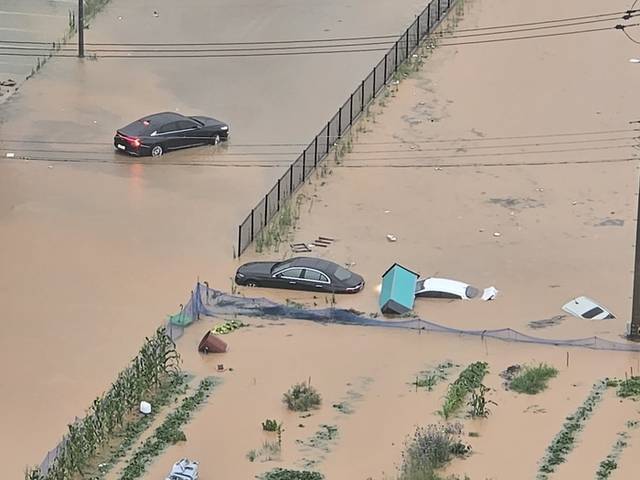 ▲ 광주 전역에 극한 호우가 쏟아진 17일 오후 광주 북구 신용동 일대 도로가 침수돼 차량들이 물에 잠겨 있다. 2025.7.17 [독자 제공. 재판매 및 DB 금지] 연합뉴스
