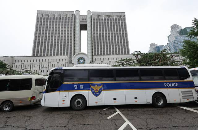 ▲ 윤석열 전 대통령의 구속적부심 심문이 열린 18일 서울 서초구 서울중앙지방법원에 경찰 버스가 주차돼 있다. 2025.7.18 연합뉴스