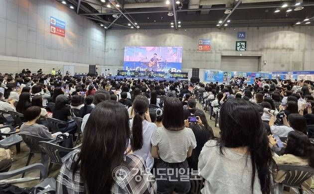 ▲ KITS조직위원회(위원장 정창수)와 대한민국 지방신문협의회(회장 김중석 강원도민일보 회장)가 공동주최하는 ‘제10회 대한민국 국제 관광박람회(KITS)’가 18일 경기 고양특례시 일산킨텍스 제2전시장 7홀에서 개막했다. 축하공연 ‘루시’의 무대. 김여진