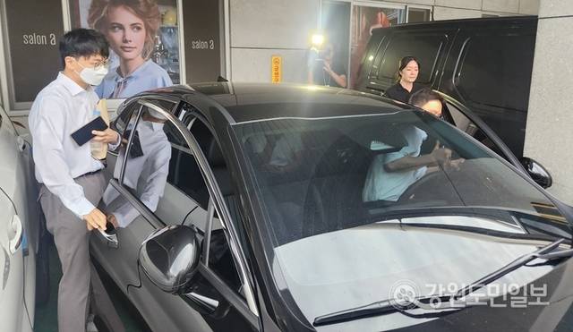 ▲ 18일 권성동 국회의원 사무실 압수수색을 마친 수사관들이 차에 타고 있다. 이연제 기자