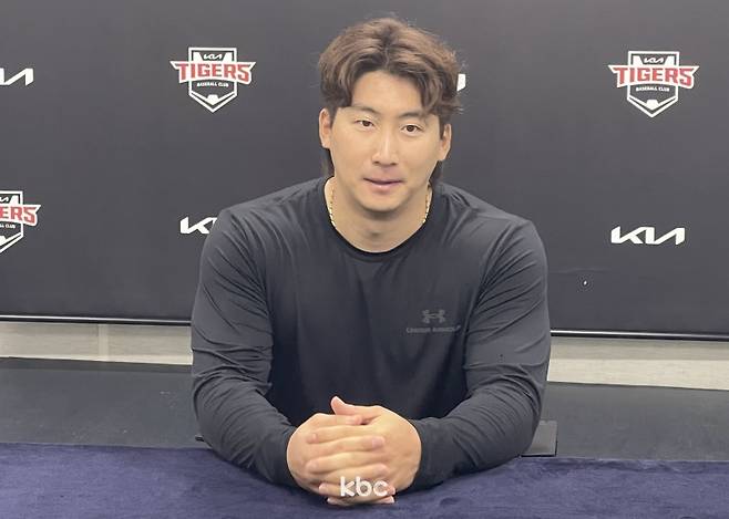▲17일 경기가 우천으로 취소된 뒤 취재진과 인터뷰하는 KIA 타이거즈 나성범
