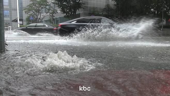 ▲극한호우로 침수된 도로