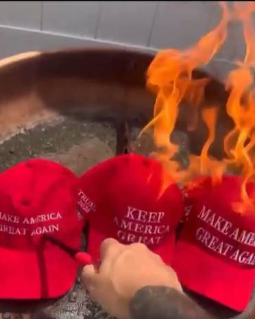 엡스타인  사건 결정에 반발해 마가 지지자들이 항의하고 있다