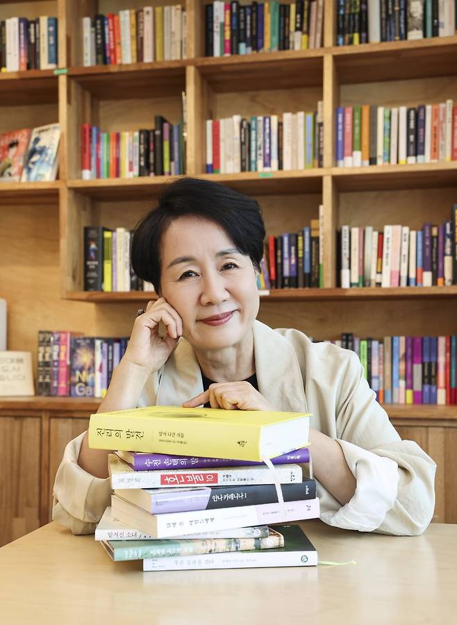 윤여순 전 LG아트센터 대표가 서울 중구 예장동의 '카페허블'에서 한국경제신문과 인터뷰를 하고 있다.