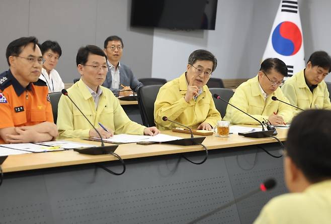 18일 김동연(사진 왼쪽 세 번째) 경기도지사가 도청 재난안전 1회의실에서 열린 '호우 대처 도-시군 재난안전대책본부 회의'를 주재해 "긴장 늦추지 말고 도민의 생명과  재산 잃은 일 없도록 총력을 기울여달라"고 말했다.경기도 제공