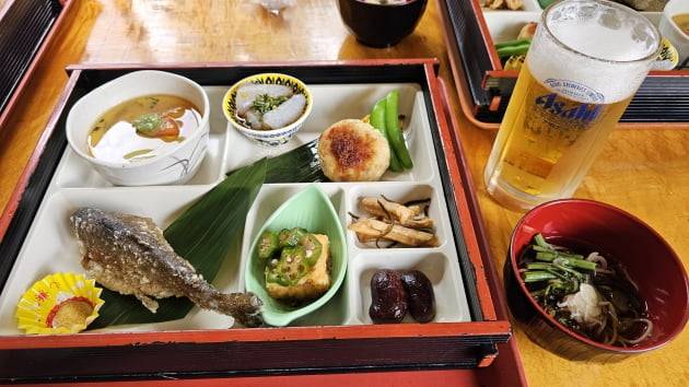 봇카상이 배달해준 재료로 주인장이 정성스레 만들어준 '산장의 만찬'. / JAPAN NOW