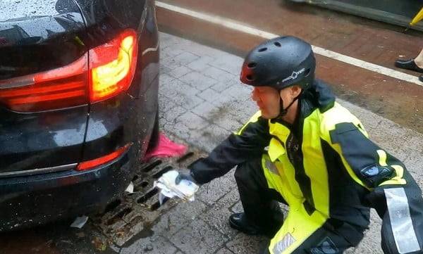 극한 호우가 내린 17일 광주 북구 전남대 인근 도로에서 발견된 543만원이 든 돈 봉투. 소방은 경찰에 봉투를 인계했고, 경찰이 소유자를 찾고 있다. (사진=광주 북부소방서 제공)