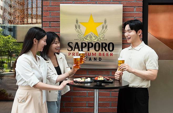 ‘삿포로 프리미엄 비어스탠드’ 매장에서 맥주를 마시고 있는 모습 / 사진=엠즈베버리지 제공